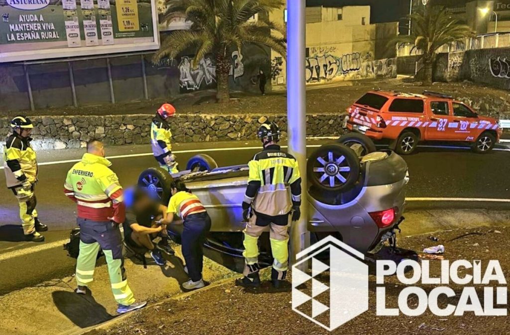 Vuelca y acaba contra una farola en Tenerife