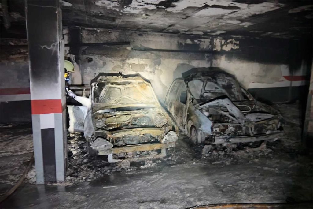 Tres personas asistidas en el incendio de varios vehículos en un garaje en Tenerife