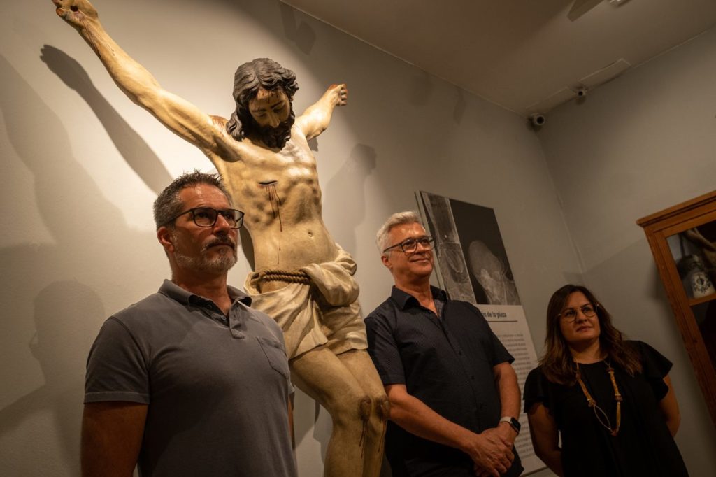 El edil de Cultura y los responsables de la restauración junto a la imagen del Cristo Crucificado. Fran Pallero