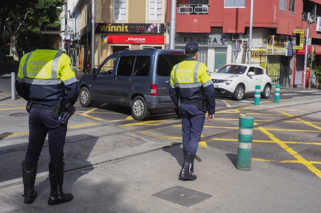 Policías locales regulan el tráfico durante el cero energético de 2020 en Tenerife. Sergio Méndez