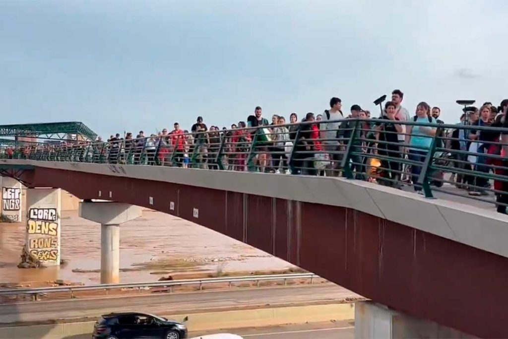 Pide a los miles de voluntarios valencianos que vuelvan a sus casas porque colapsan las carreteras