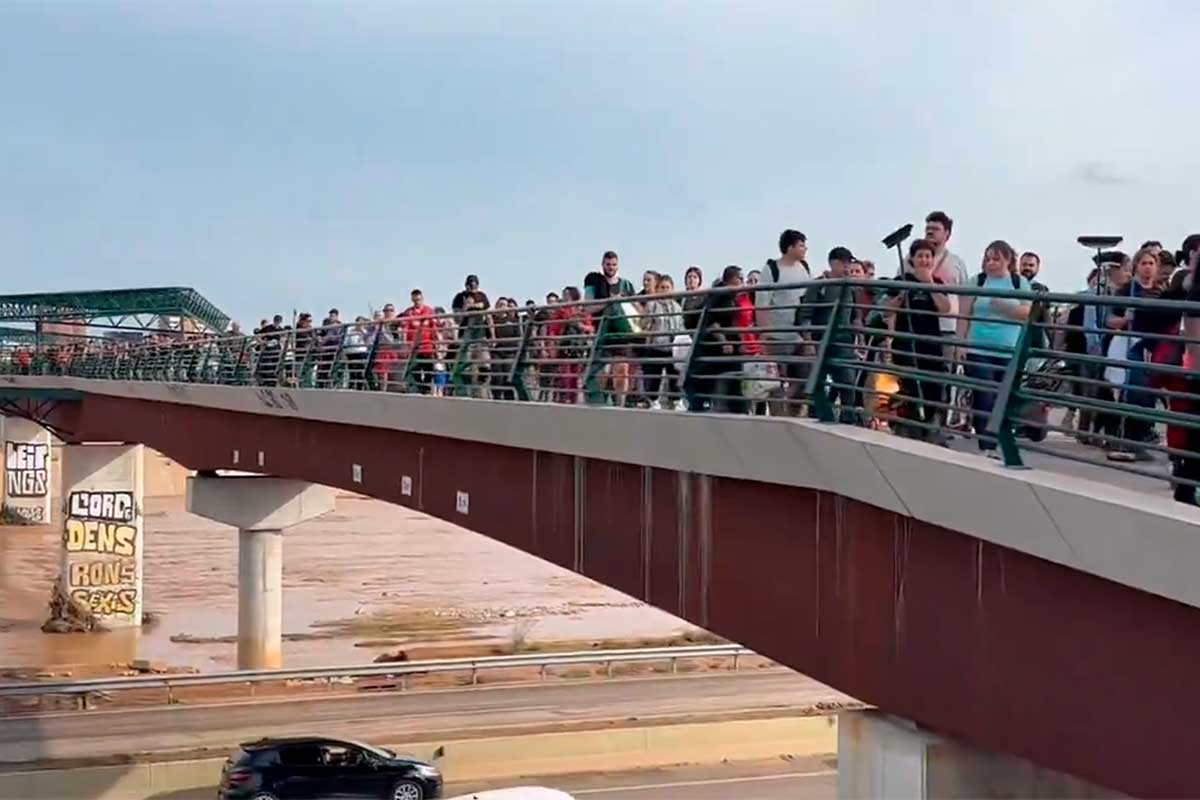Pide a los miles de voluntarios valencianos que vuelvan a sus casas porque colapsan las carreteras