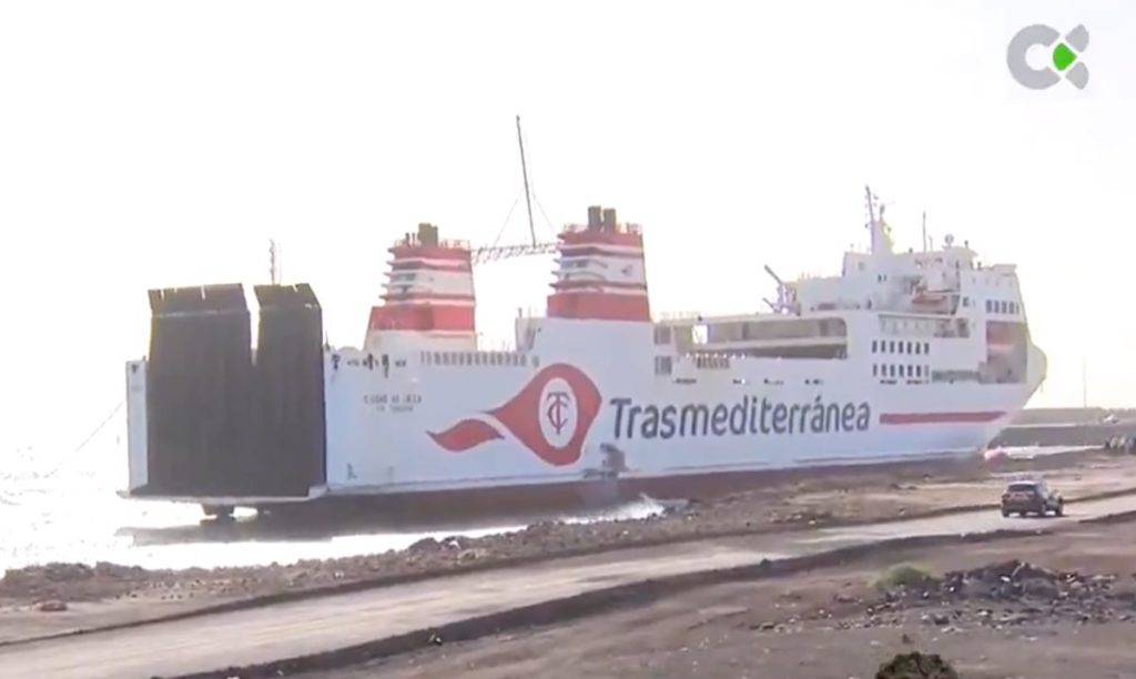 Un ferry de Armas choca contra una escollera en Canarias