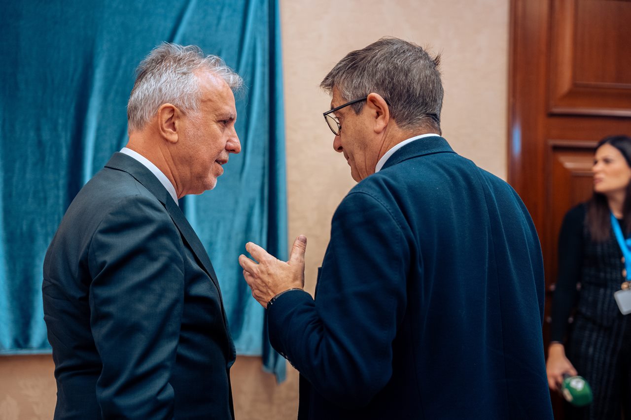 (I-D) El ministro de Política Territorial y Memoria Democrática, Ángel Victor Torres, y el portavoz del PSOE en el Congreso, Patxi López