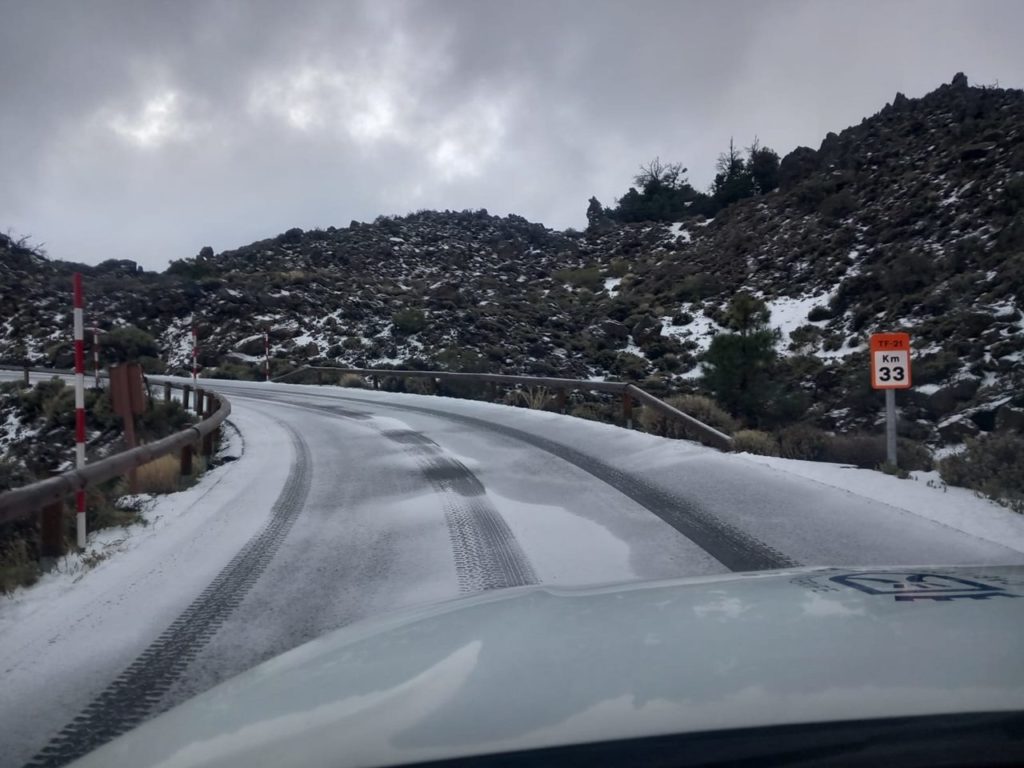Pillan a dos coches circulando por las carreteras del Teide cerradas por la DANA en Canarias