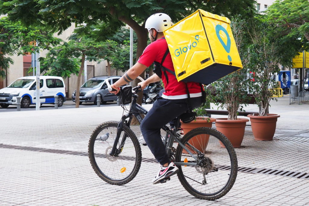 De autónomos a asalariados: Glovo cambia el juego en el sur de Tenerife