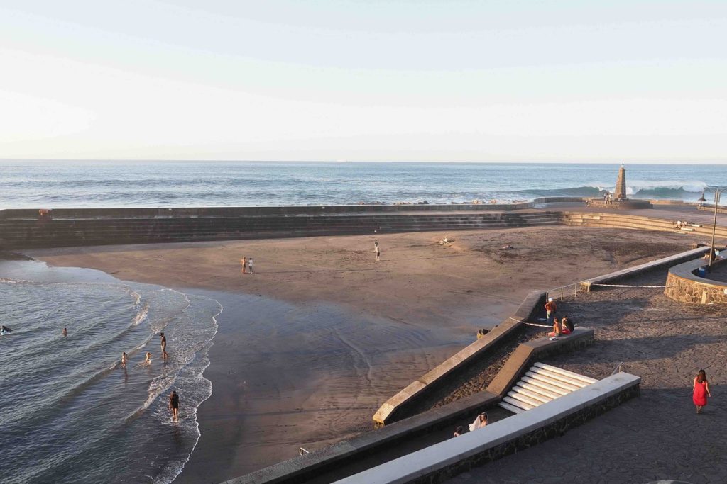 Un joven herido grave tras caer en una zona de rocas en una playa de Tenerife. DA
