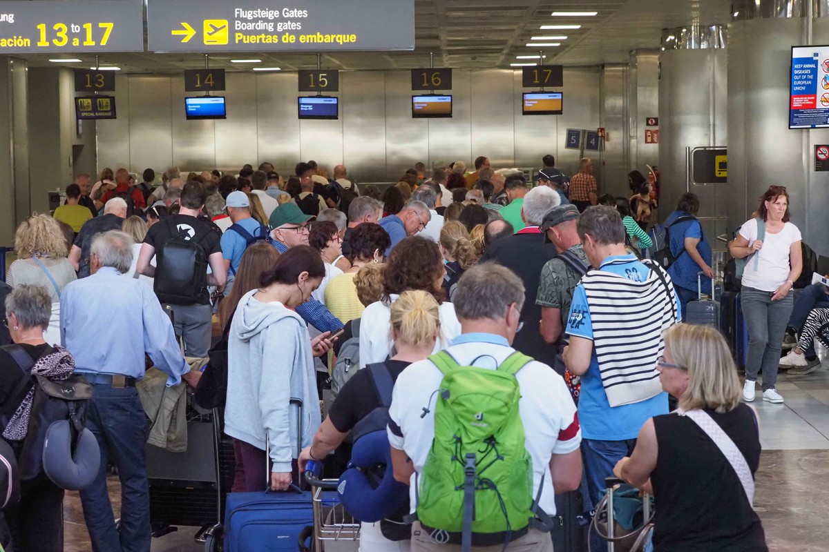 Numerosos pasajeros esperan para embarcar en el aeropuerto del aeropuerto Tenerife Sur. Sergio Méndez
