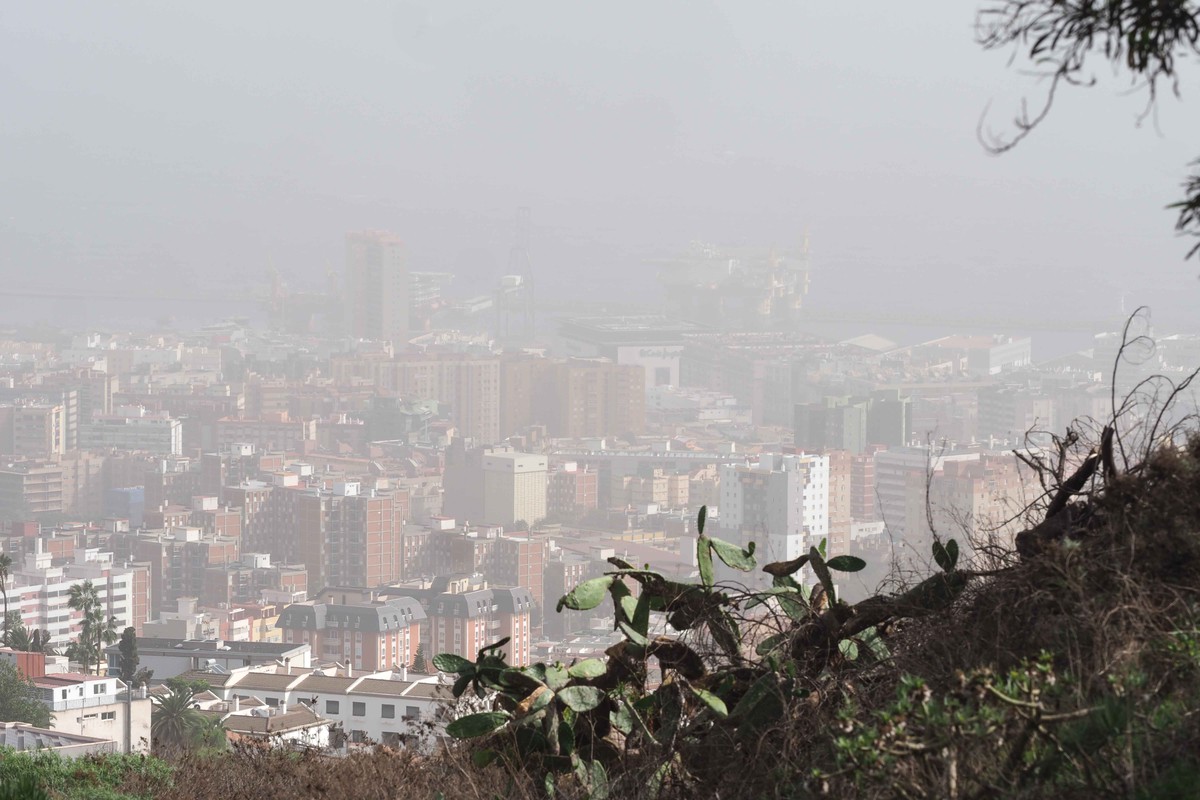 Calima, calor y mucho bochorno: la previsión del tiempo en Canarias para mañana