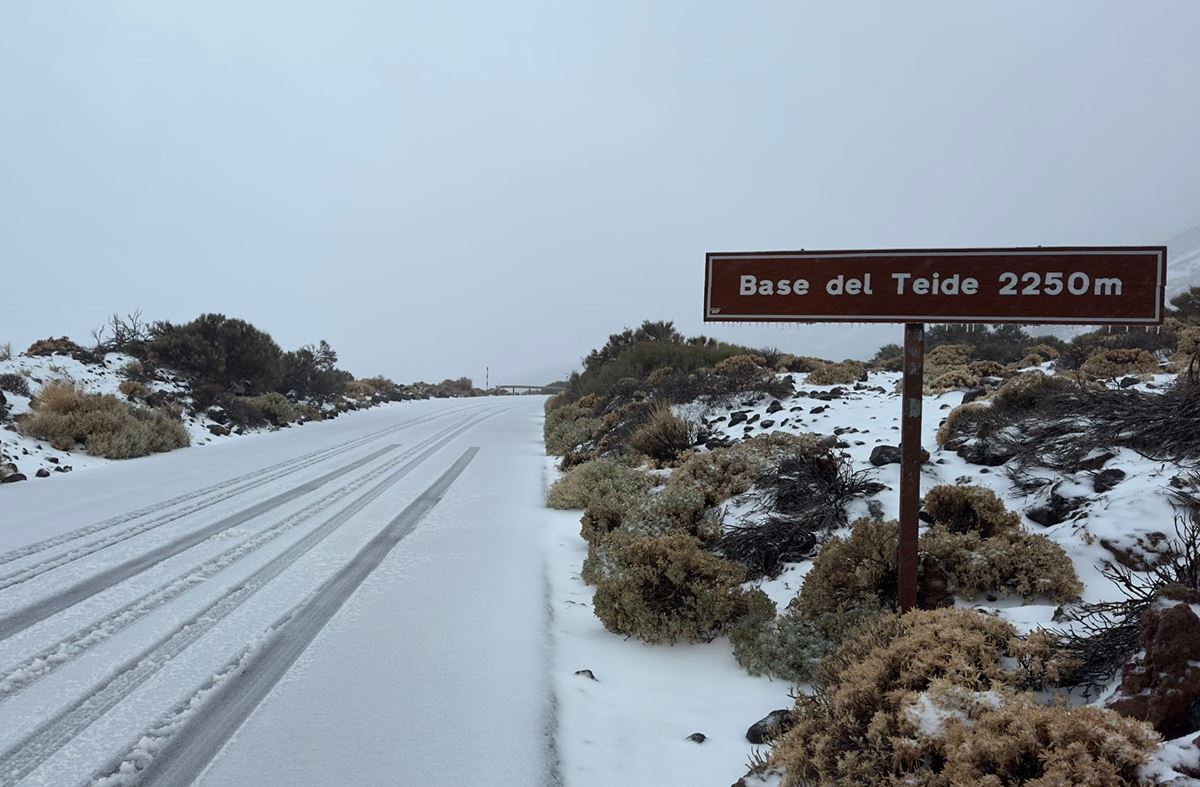 La DANA en Canarias cubre de blanco el Teide