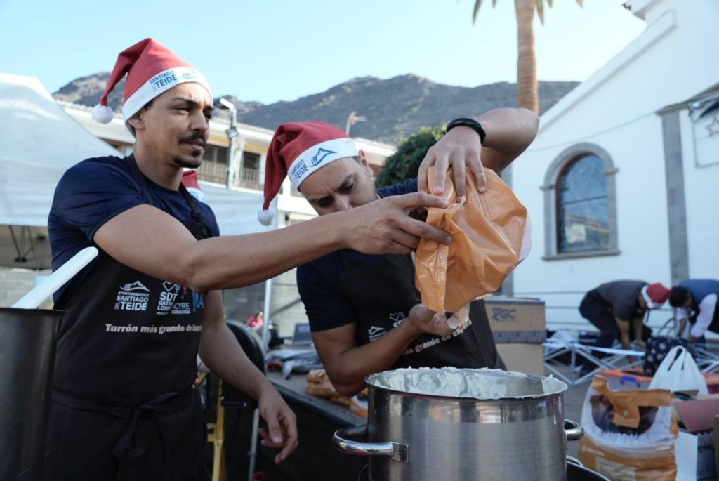 Santiago del Teide elabora el turrón más grande de España