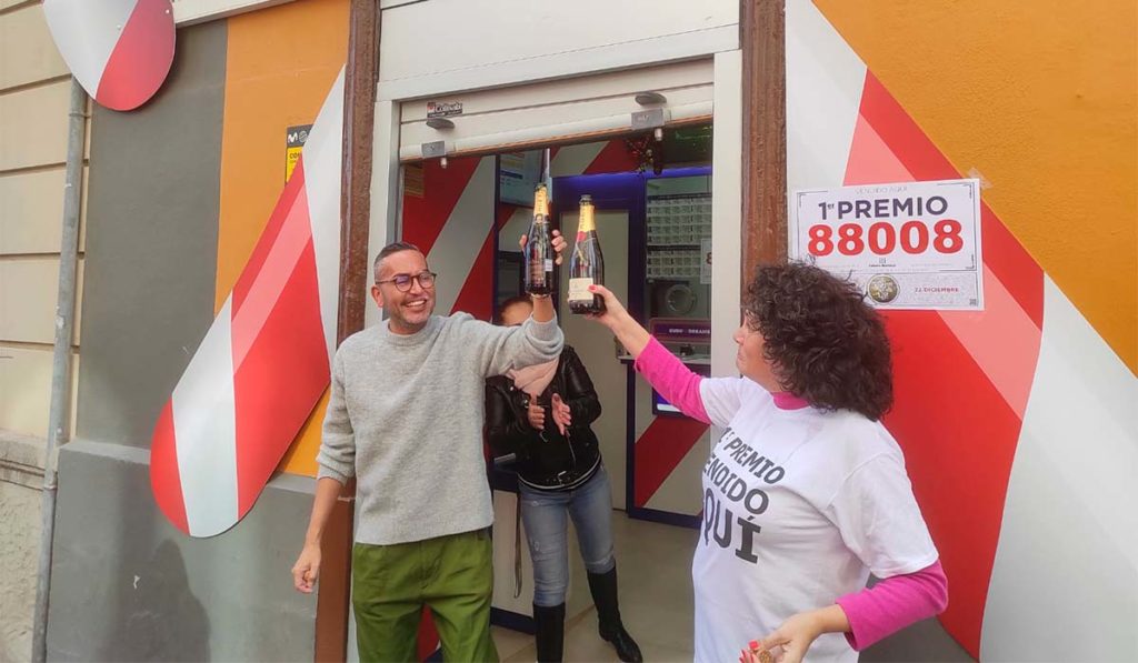 Hari Satyani celebra en la administración número 9 de la calle Castillo los dos décimos del Gordo. | DA
