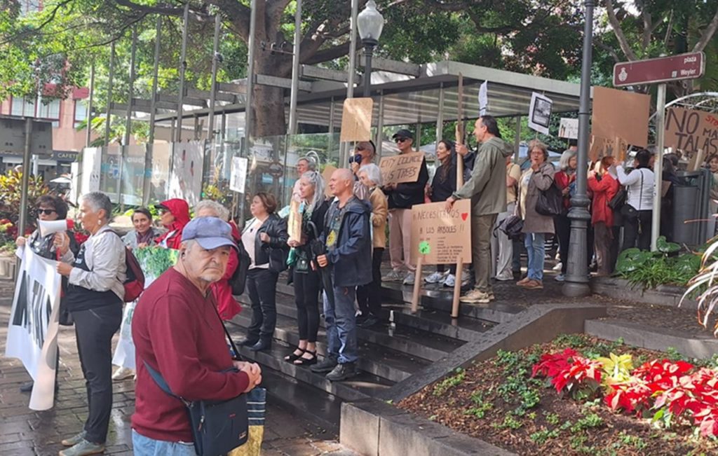 La protesta contra la tala de árboles urbanos se celebró ayer en la plaza Weyler. DA