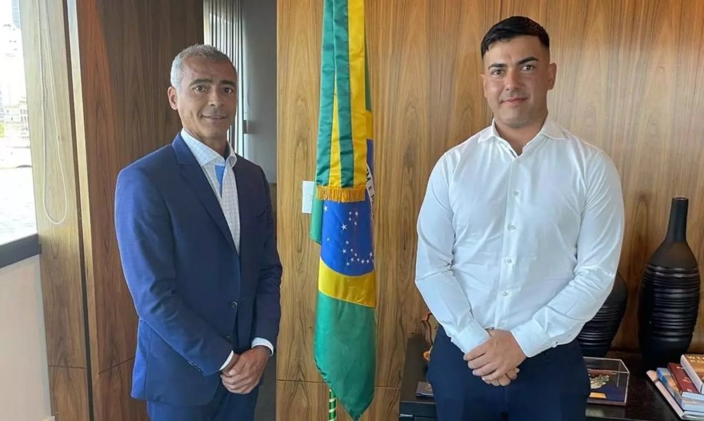 Junto al excampeón del mundo, el brasileño Romario. 