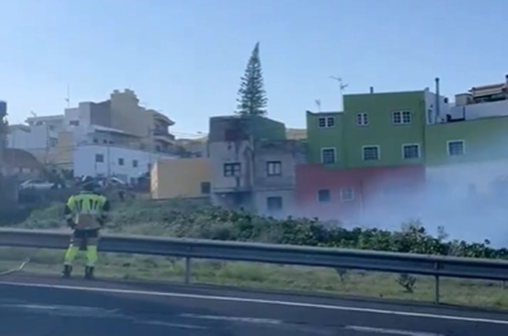 Un incendio en Tejina obliga a desalojar varias viviendas