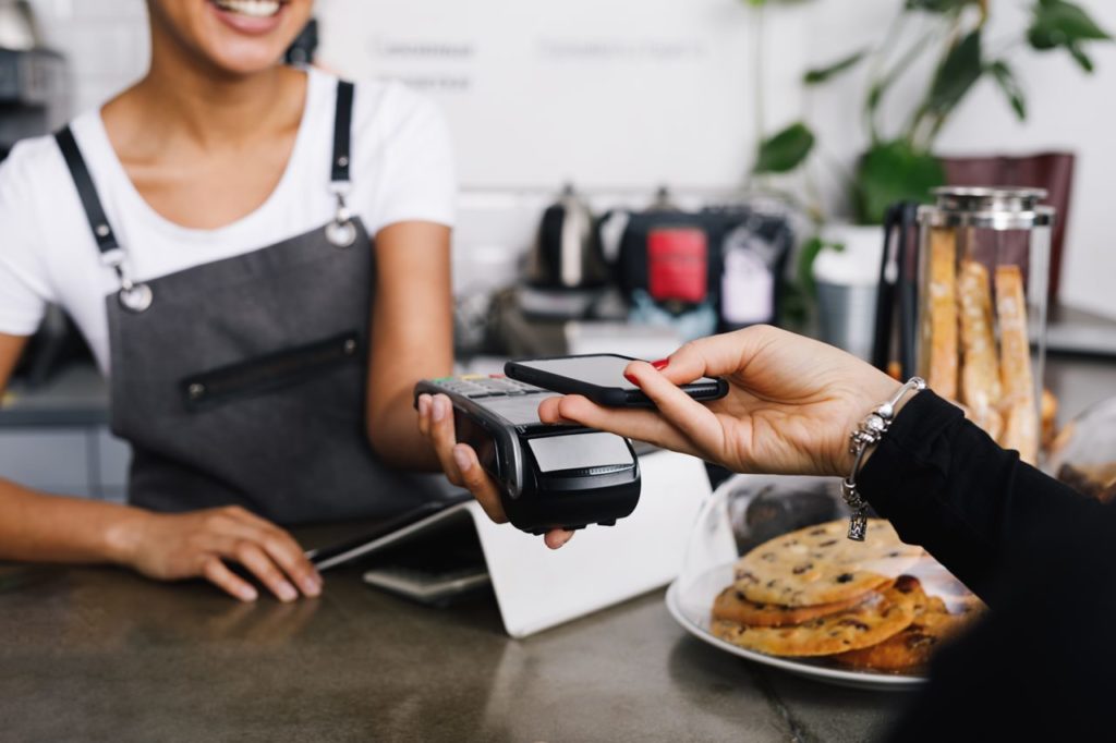 Un restaurante busca a un cliente al que le cobró más dinero por error