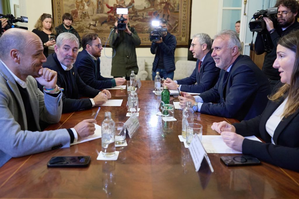 El Gobierno y Canarias se dan diez días para cerrar un texto para el reparto de menores
