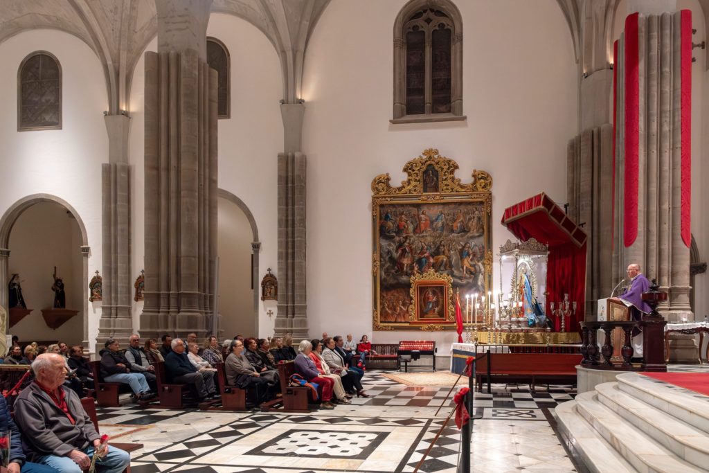 250 personas rinden homenaje a sus seres queridos en la segunda Misa Funeral de Mémora en Tenerife