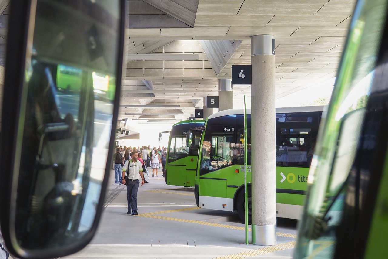 El Gobierno canario ha solicitado una reunión al ministerio para garantizar la continuidad de la gratuidad del transporte en guagua y tranvía. Sergio Méndez