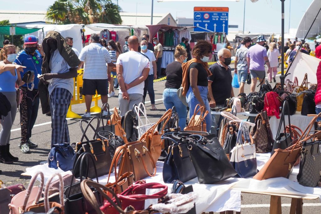 Imagen del Rastro de Santa Cruz, en su hasta ahora ubicación, en el entorno del Mercado Nuestra Señora de África. Sergio Méndez