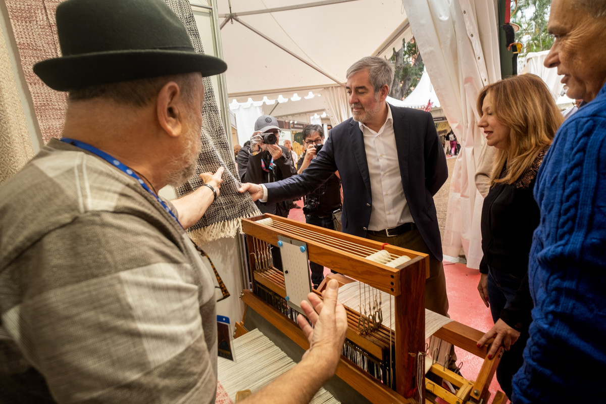 Un momento de la visita a la Feria de Artesanía en Reyes, en la plaza del Príncipe de Santa Cruz. Fran Pallero