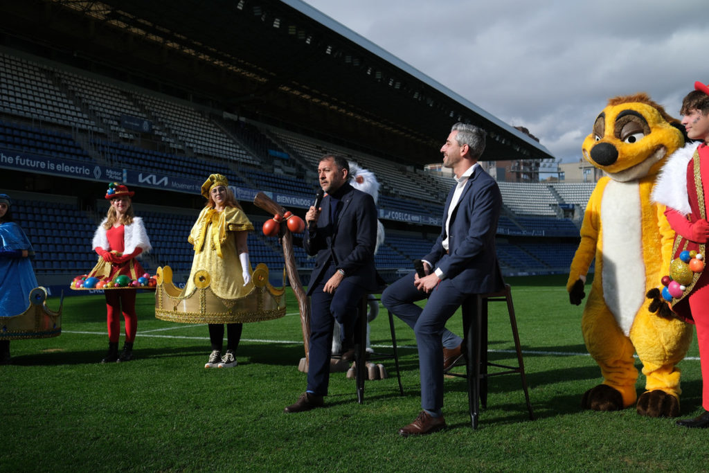 El alcalde y el concejal de Fiestas presentaron ayer, en el estadio, los actos de los Reyes Magos. Fran Pallero