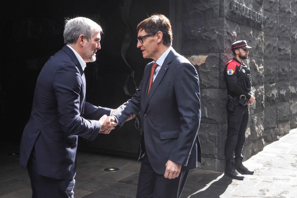 Los presidentes de Canarias y Catalunya, Fernando Clavijo y Salvador Illa, ayer en Santa Cruz. Sergio Méndez