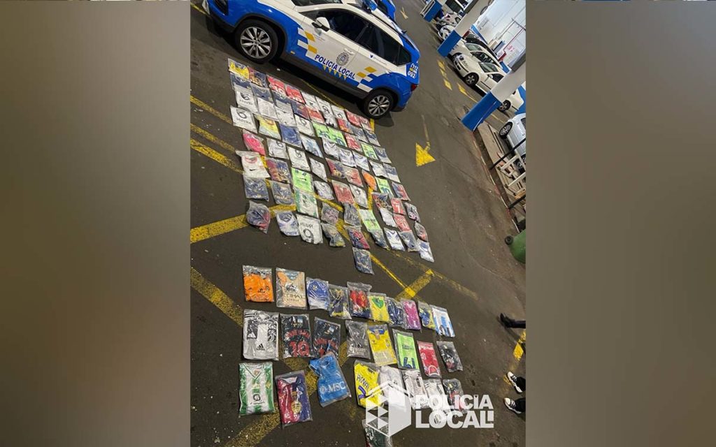 Intervienen 300 prendas falsificadas en el Rastro de Santa Cruz