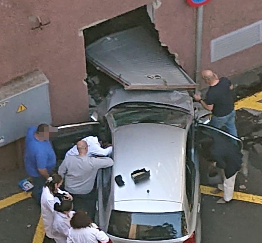 Se estrella contra un muro en una céntrica calle de Santa Cruz de Tenerife