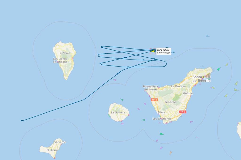 Un buque logístico de EE.UU. realiza maniobras de ida y vuelta entre Tenerife y La Palma durante todo el día