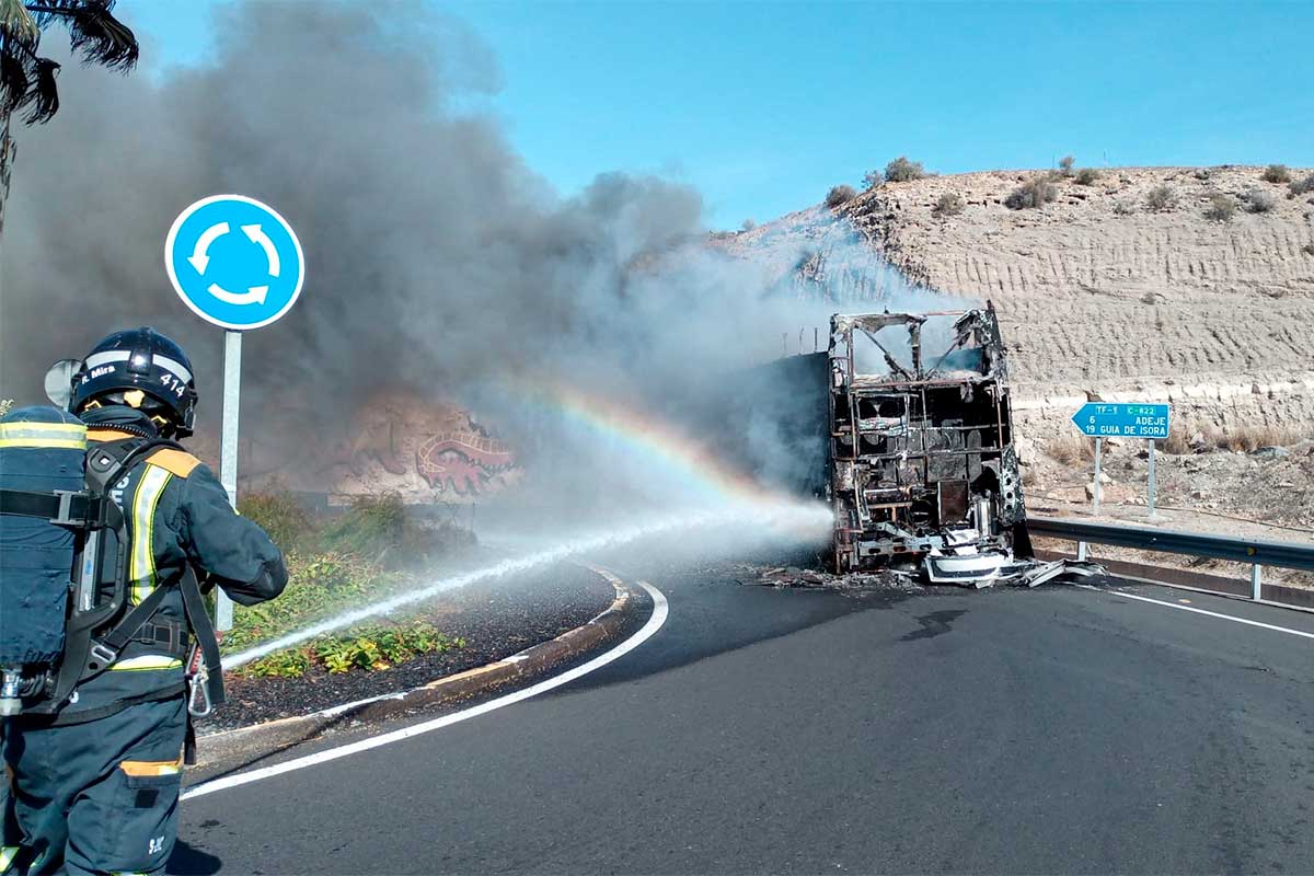 Susto en Tenerife: arde una guagua en plena vía y provoca una gran columna de humo