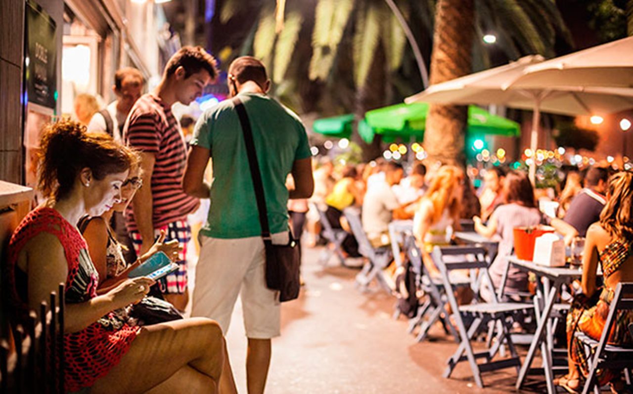 Multas de hasta 50.000 euros en las terrazas de los bares: la nueva prohibición que llega este verano