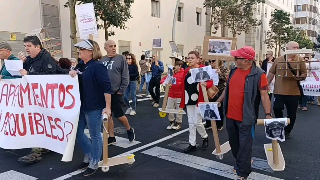 La marcha ciudadana a su paso por la calle Méndez Núñez. DA