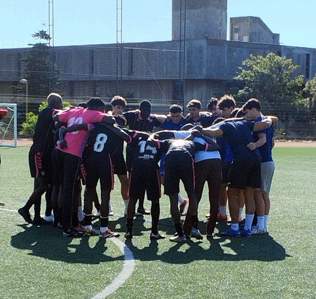 Los jugadores hacen una piña antes de disputar un partido amistoso en el césped del Campo de la Universidad de La Laguna. DA