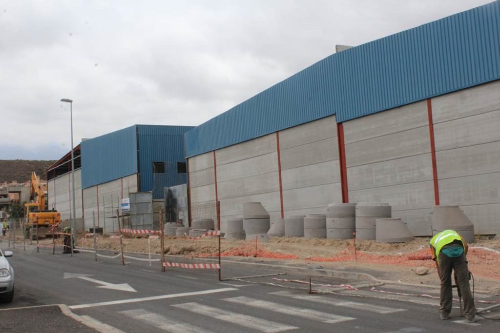 Una de las vías del Polígono de Llano del Camello, cortadas por la obra. DA