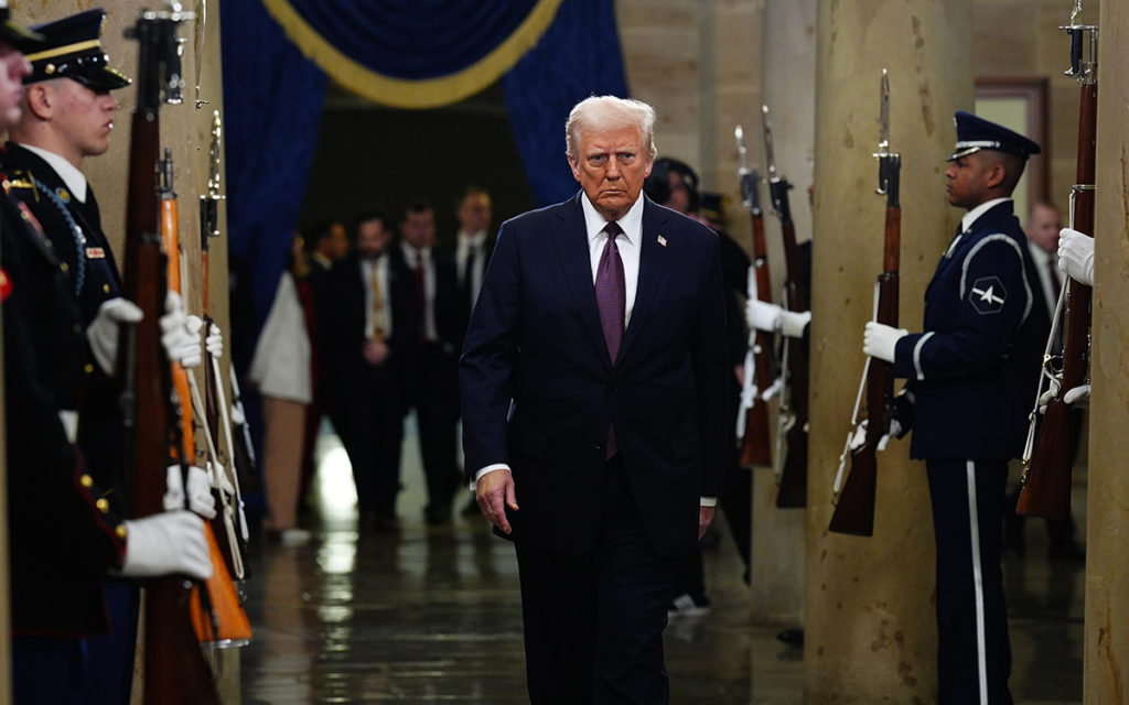 Trump toma el poder y anuncia la militarización de la frontera con México