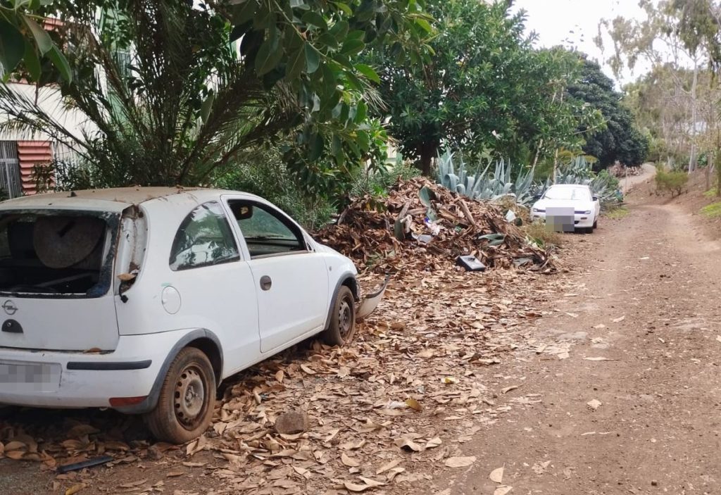 Denuncian la acumulación de suciedad en una popular barrio de Santa Cruz