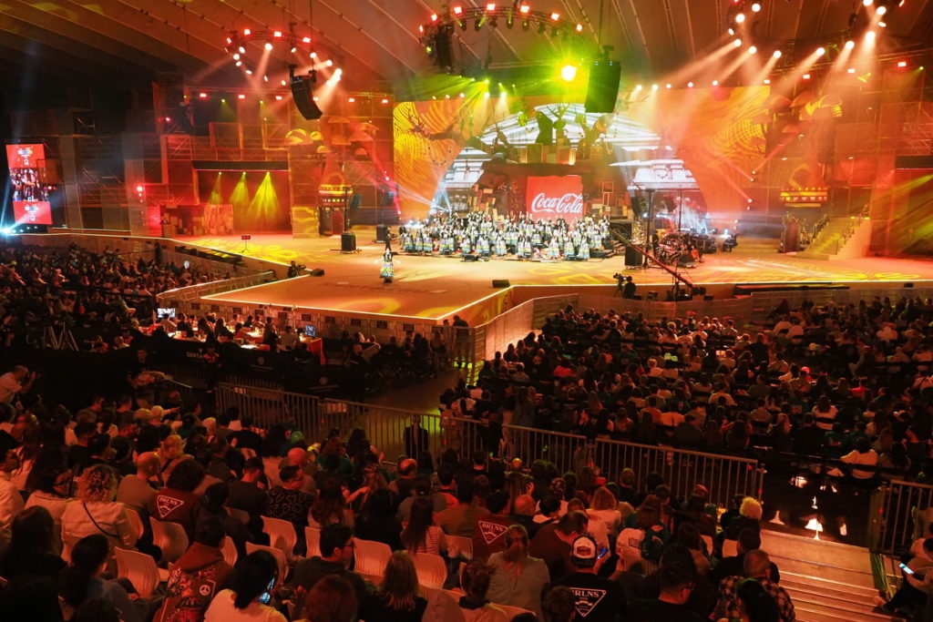 El escenario ‘africano’ del Recinto Ferial lució ayer en todo su esplendor con el comienzo del concurso de las murgas adultas. Sergio Méndez