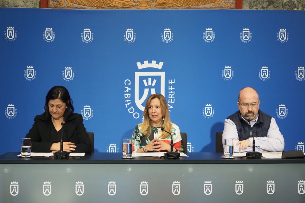 La presidenta insular, Rosa Dávila, en rueda de prensa junto a la consejera de Movilidad, Eulalia García, y el director de Proyectos de Metropolitano de Tenerife, Raúl Parra. Sergio Méndez