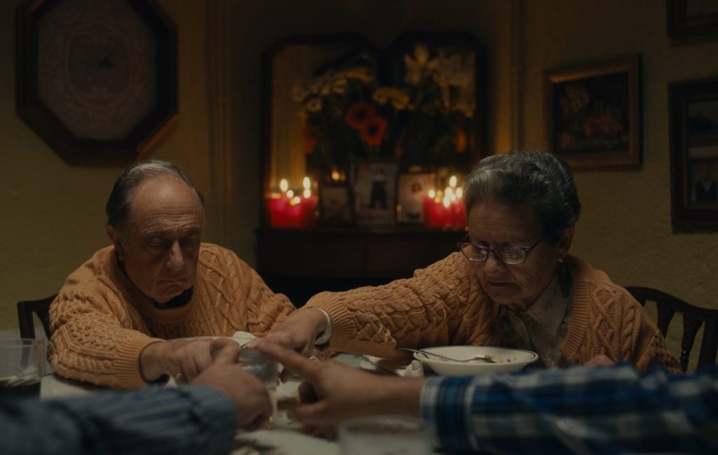 Bodegón con fantasmas sigue la relación con la vida y la muerte de sus singulares personajes.