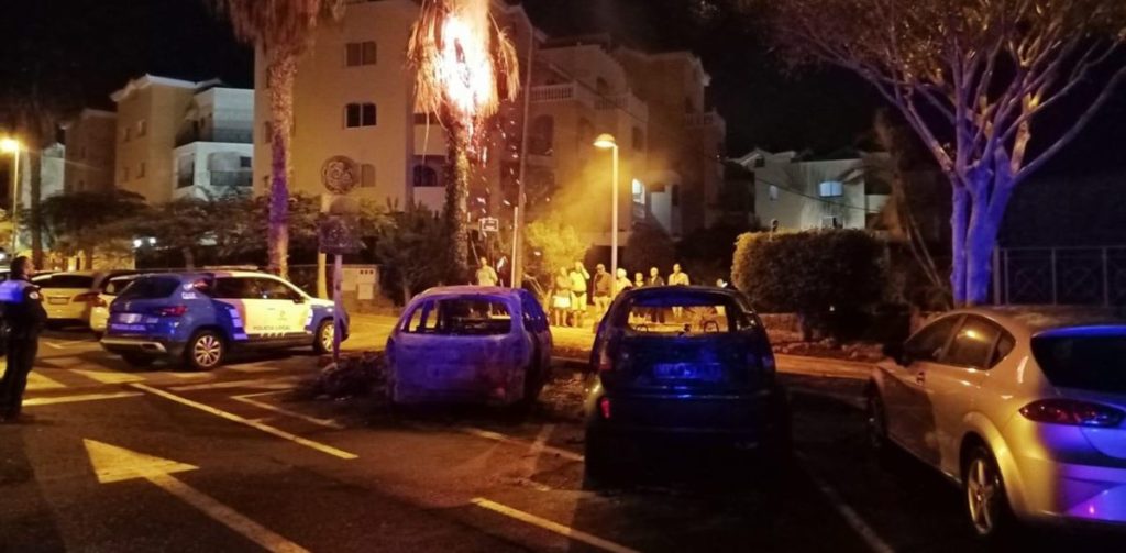 Zona afectada cerca del hotel Arona, donde el fuego llegó a propagarse a una palmera. 