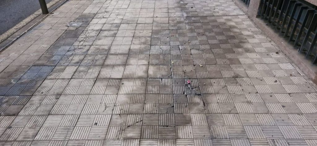 Estado actual de la vía, con manchas negras y restos de heces del can. DA