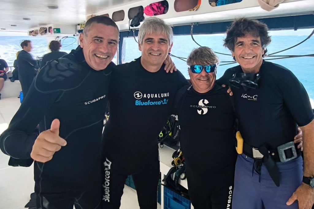 Un buceador tinerfeño se sumerge en el paraíso de los tiburones