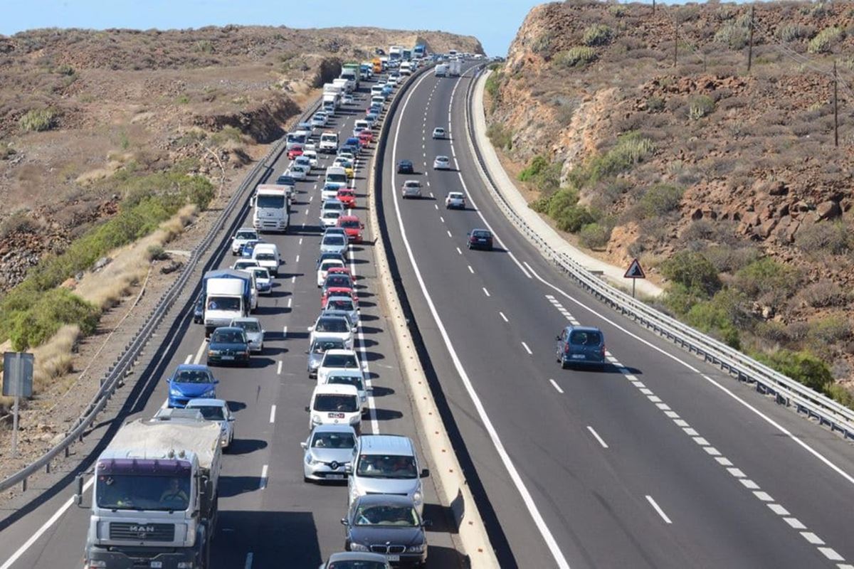 La DGT implanta un nuevo carril obligatorio en autopistas: qué es y cómo funcionará
