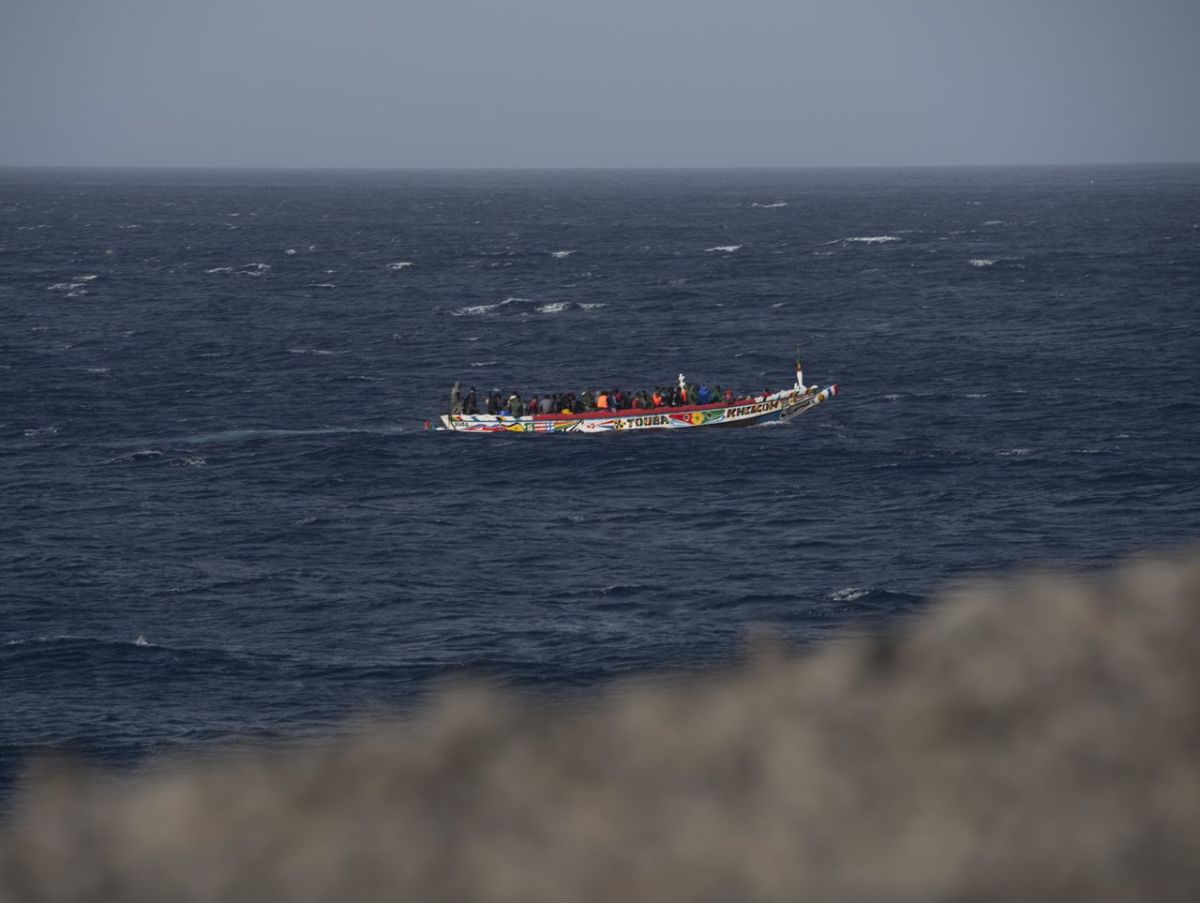 Llega a El Hierro un cayuco con 64 personas a bordo, una de ellas en estado crítico