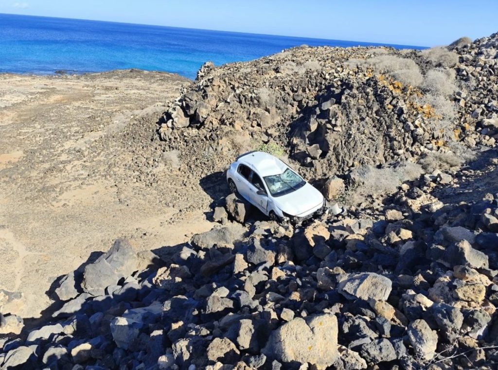 Un vehículo se sale de la vía y se precipita por un barranco en Canarias. 112