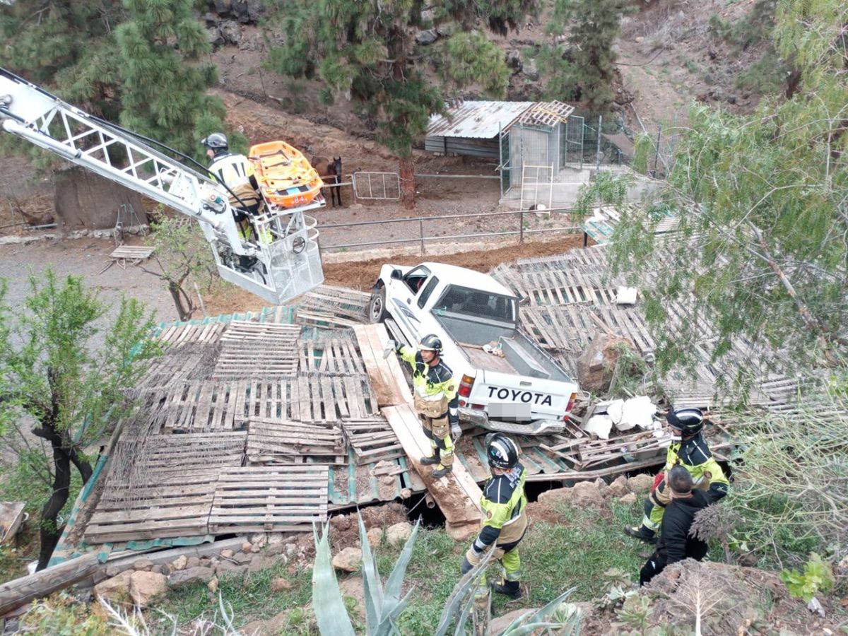 Un hombre muere en Tenerife tras salirse de la vía y caer sobre una edificación