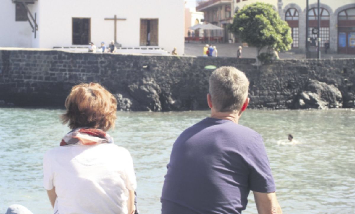 Turistas disfrutan de la vista del muelle del Puerto de la Cruz el pasado martes, la ciudad que ‘inventó’ el modelo de turismo de masas en Canarias y en la que tienen un gran peso los visitantes de Alemania, aunque también de Inglaterra.