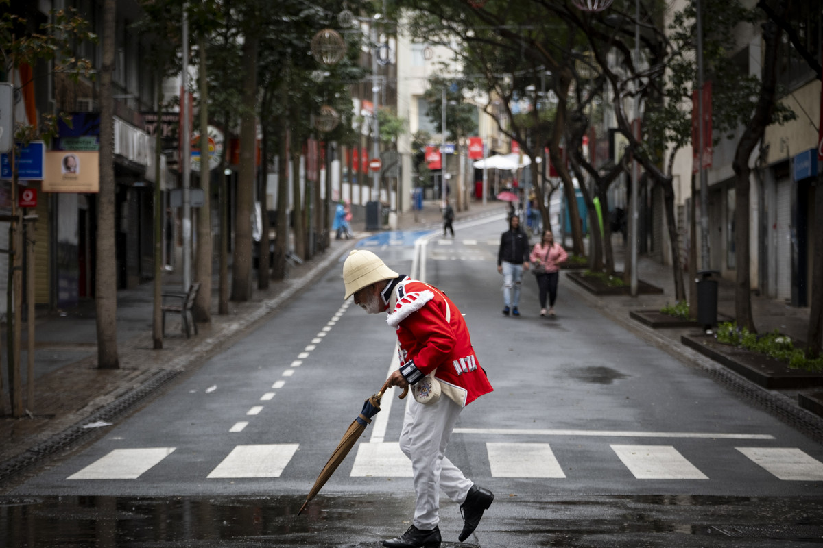 El Carnaval en la calle comienza en Santa Cruz marcado por la inestabilidad meteorológica. Fran Pallero