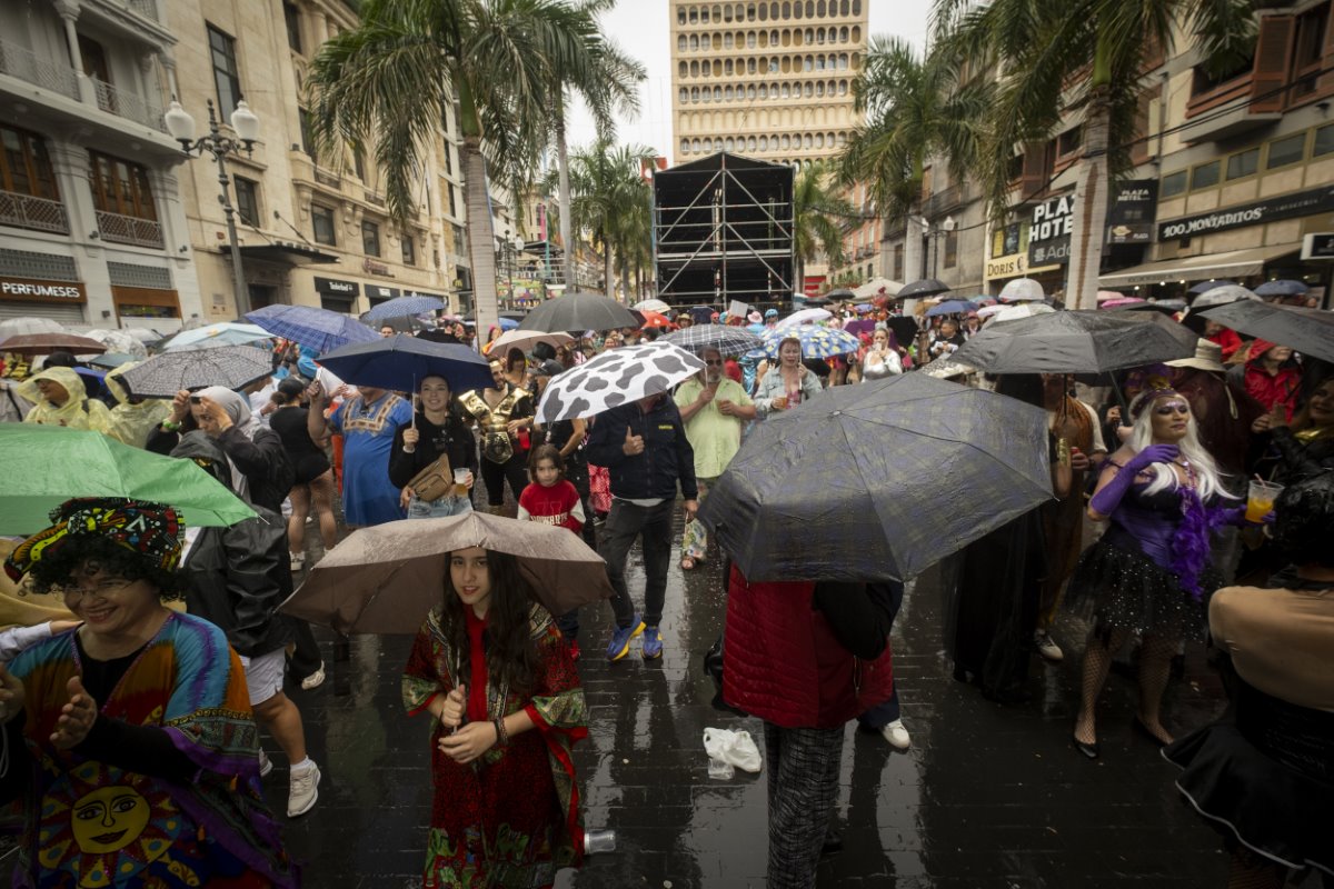 El primer fin de semana de Carnaval se cierra con más de 250.000 personas pese a la lluvia